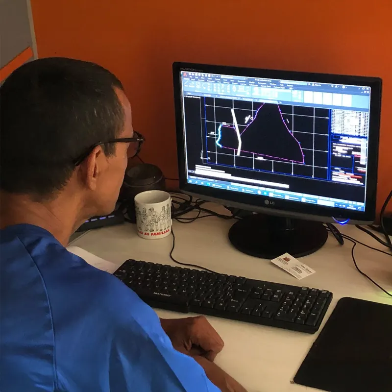 Profissional trabalhando com AutoCAD no escritório