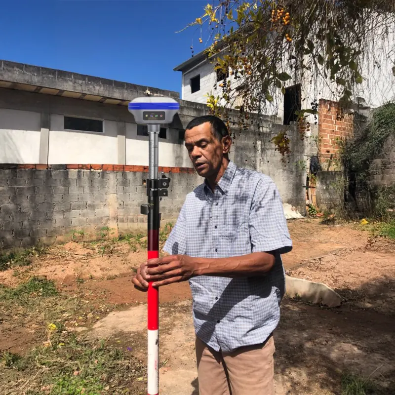 Técnico operando GPS RTK em campo