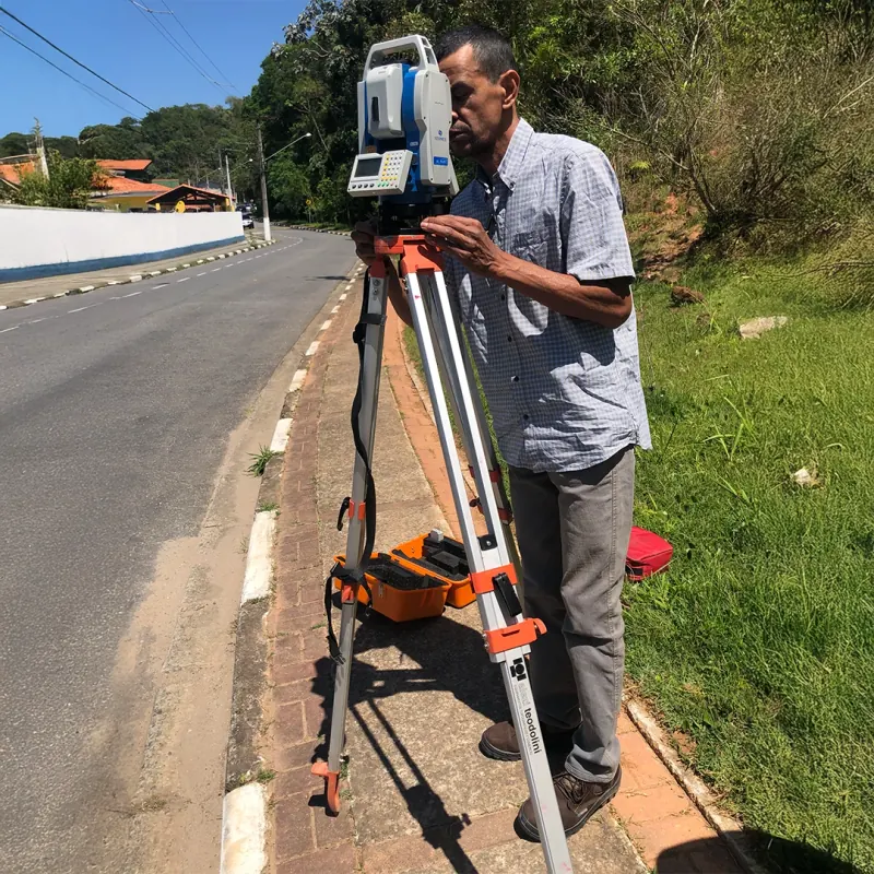 Medição topográfica em área urbana